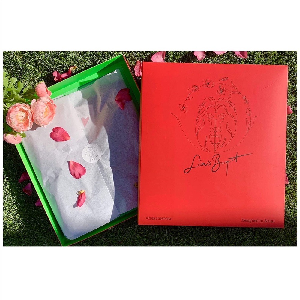 Lion's Bouquet New
Oversize-Knit V-Nick Sweater - Picture 6 of 7